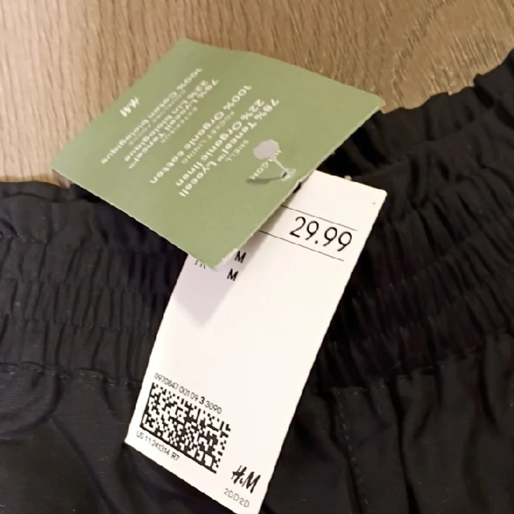H&M Women's Black Lyocell Blend Shorts Size M‎
